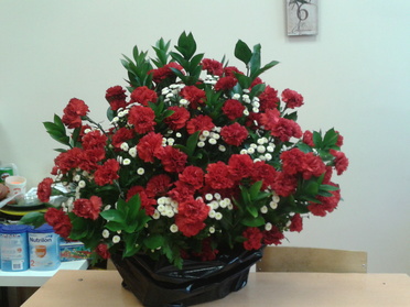 Корзина цветов 'Гвоздичка' в магазине Кактус г. Сургут